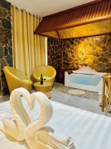 dois cisnes no meio de uma sala de massagem em El Nido Viewdeck Cottages em El Nido