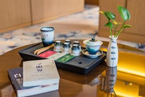 濟南的住宿－润华世纪酒店(济南西站国际会展中心店)，一张桌子,上面有带筷子和花瓶的托盘