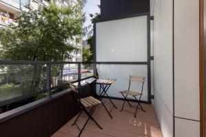 En balkon eller terrasse på Rent like home - Aleja Solidarności 60B