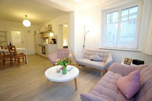 ein Wohnzimmer mit zwei Sofas und einem Tisch in der Unterkunft Haus Vilma in Ahlbeck