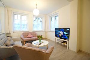 ein Wohnzimmer mit Couch und Fernseher in der Unterkunft Haus Vilma in Ahlbeck