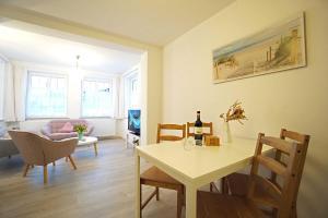 ein Wohnzimmer mit Tisch und Stühlen in der Unterkunft Haus Vilma in Ahlbeck