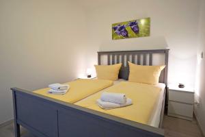 Ein Bett oder Betten in einem Zimmer der Unterkunft Haus Vilma