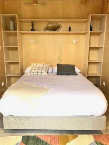 - un grand lit dans une chambre avec des étagères dans l'établissement Casa Raposa Lodges - Terrace Mountain View, à Manteigas