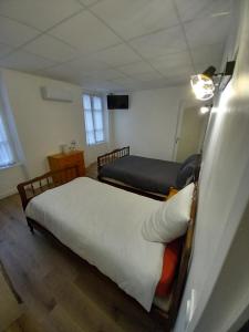 1 dormitorio con 2 camas en una habitación en Chambre d'hôtels, en Champeix