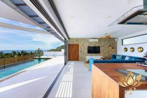 una cucina e un soggiorno con vista sulla piscina di Luxury Villa - Chaweng Noi Seaview - 6 bedroom - Gym et cinema room a Nathon Bay