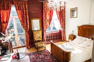 Cama o camas de una habitación en Łódzki Pałacyk - Pokoje pałacowe