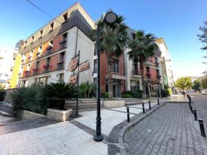 une horloge sur un pôle devant un bâtiment dans l'établissement Giritligil Hotel, à Manisa