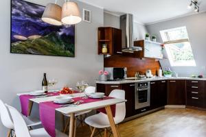 ザコパネにあるRent like home - Bulwary IIのキッチン(紫のテーブルクロス付きのテーブル付)