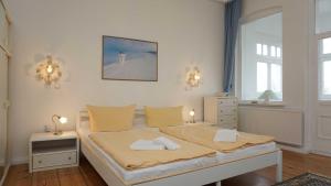 1 dormitorio con 1 cama con 2 toallas en Villa Emanuel mit Meerblick, en Ahlbeck