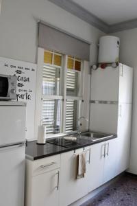 A kitchen or kitchenette at Ciudad Jardín Marina