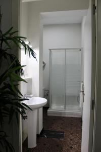 A bathroom at Ciudad Jardín Marina