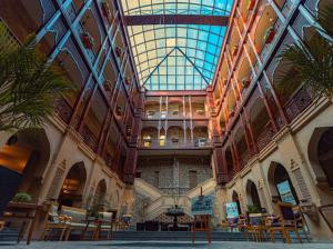 バクーにあるShah Palace Luxury Museum Hotelのガラス天井の大きな建物、ロビー