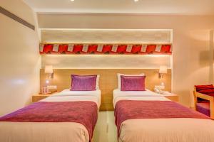 The SSK Solitaire Hotel & Banquets客房内的一张或多张床位