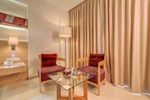 The SSK Solitaire Hotel & Banquets的休息区
