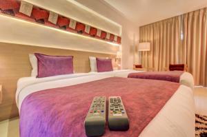 The SSK Solitaire Hotel & Banquets客房内的一张或多张床位