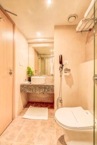 The SSK Solitaire Hotel & Banquets的一间浴室