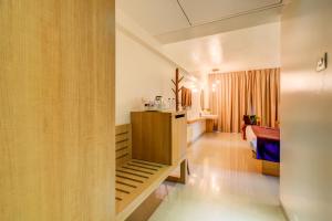 The SSK Solitaire Hotel & Banquets客房内的一张或多张床位