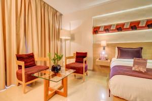 The SSK Solitaire Hotel & Banquets客房内的一张或多张床位