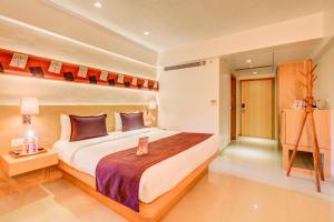 The SSK Solitaire Hotel & Banquets客房内的一张或多张床位
