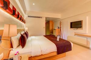 The SSK Solitaire Hotel & Banquets客房内的一张或多张床位
