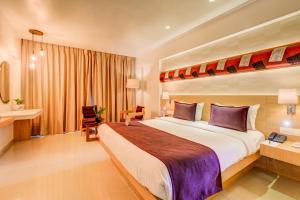 The SSK Solitaire Hotel & Banquets客房内的一张或多张床位