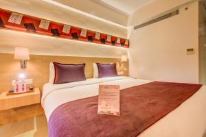 The SSK Solitaire Hotel & Banquets客房内的一张或多张床位