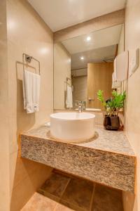 The SSK Solitaire Hotel & Banquets的一间浴室