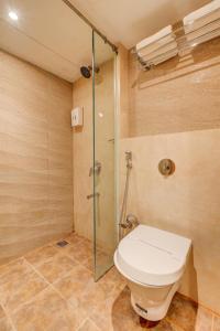 The SSK Solitaire Hotel & Banquets的一间浴室
