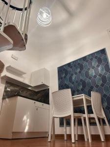 - une salle à manger avec une table et deux chaises dans l'établissement GEOMETRIC BLUE, à Casamassima