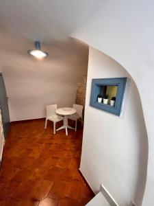 een kamer met een tafel en stoelen en een muur bij GEOMETRIC BLUE in Casamassima