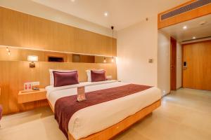 The SSK Solitaire Hotel & Banquets客房内的一张或多张床位