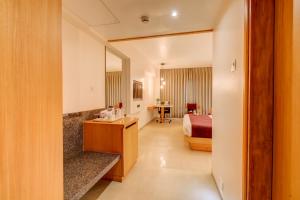The SSK Solitaire Hotel & Banquets的休息区