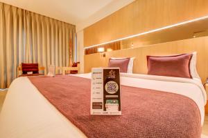 The SSK Solitaire Hotel & Banquets客房内的一张或多张床位