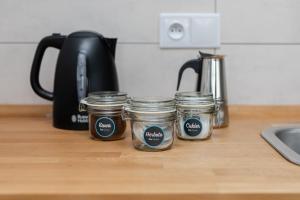 Príslušenstvo na prípravu kávy alebo čaju v ubytovaní Chmielna 35 - City View Apartment by Noclegi Renters
