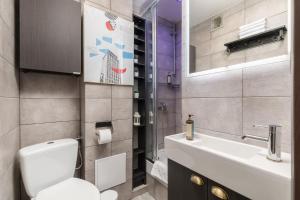 Kúpeľňa v ubytovaní Chmielna 35 - City View Apartment by Noclegi Renters