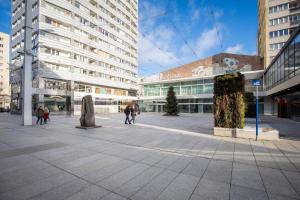 Hostia v ubytovaní Chmielna 35 - City View Apartment by Noclegi Renters