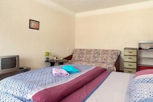 1 dormitorio pequeño con 1 cama y TV en 53 вулиця Данила Щербаківського, en Kiev