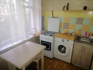 Kuchyňa alebo kuchynka v ubytovaní 53 вулиця Данила Щербаківського