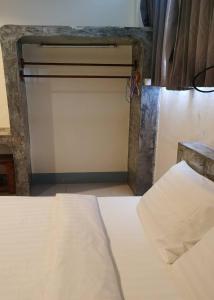 ein Schlafzimmer mit einem weißen Bett und eine Garage in der Unterkunft Top Harvest Rental in Baan Tai