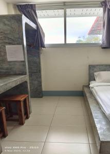 Zimmer mit 2 Etagenbetten und einem Fenster in der Unterkunft Top Harvest Rental in Baan Tai