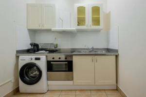 a kitchen with a washing machine and a washer at APPARTEMENT ENTIER PROCHE DE LYON hypercentre in Saint-Fons