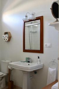 A bathroom at Ciudad Jardín Marina