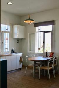 A kitchen or kitchenette at Ciudad Jardín Marina