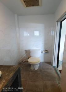 ein Bad mit einem weißen WC in einem Zimmer in der Unterkunft Top Harvest Rental in Baan Tai