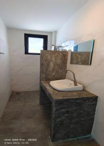 ein Bad mit einem Waschbecken und einem Spiegel in der Unterkunft Top Harvest Rental in Baan Tai