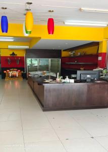 ein Restaurant mit einer Theke mit farbenfrohen Wänden in der Unterkunft Top Harvest Rental in Baan Tai