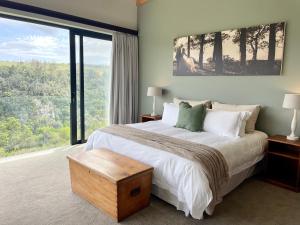 1 dormitorio con cama grande y ventana grande en Hilltop 39 House, Oubaai Golf Estate, en Herolds Bay