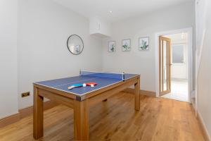 un tavolo da ping pong in una stanza di Flatzy - Stunning Home by Lark Lane with Pool Table a Liverpool