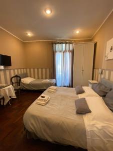 pokój hotelowy z dwoma łóżkami i telewizorem w obiekcie Morgagni House w Rzymie